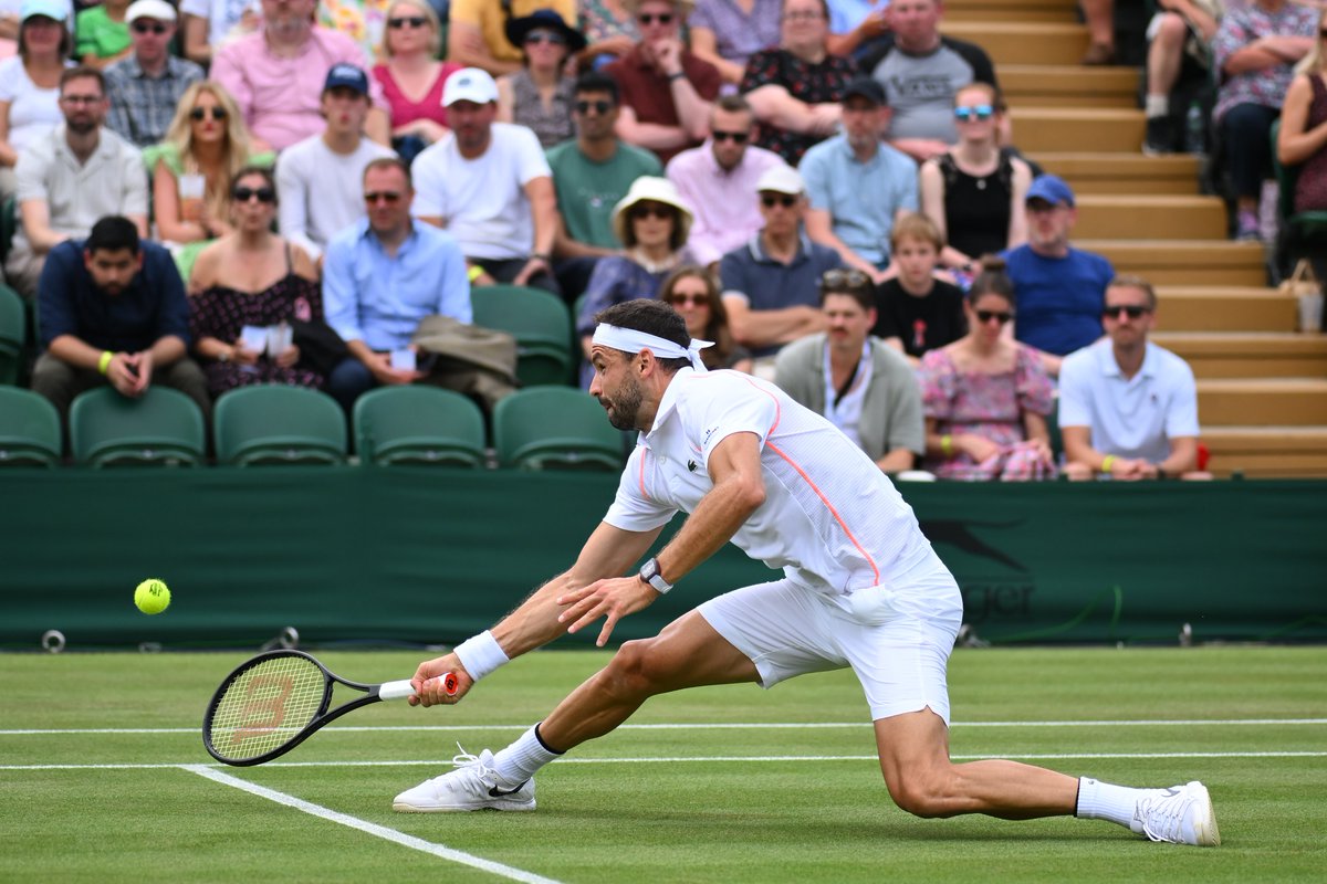 Lacoste's tweet photo. Perfect balance. 

Let's try to get back into London's last 8, Grigor ✊

#TeamLacoste https://t.co/M99C1TEVJV