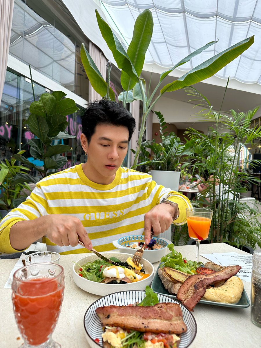 ChavinVin's tweet image. Sunday Brunch 🥓 @thefiglobby
มาเปลี่ยนบรรยากาศ กินอาหารเช้าที่ Art Restaurant ในโรงแรม the fig lobby 
กินข้าวพร้อมเสพ Art และดนตรี
ที่สำคัญ เค้าให้พาน้องๆ หมาแมว มาได้ด้วยนะ 🐶🐶
@aroii 
#boutiquehotel #artrestaurant #petsfriendly #playfuladults #houseofchipresents #thefiglobby