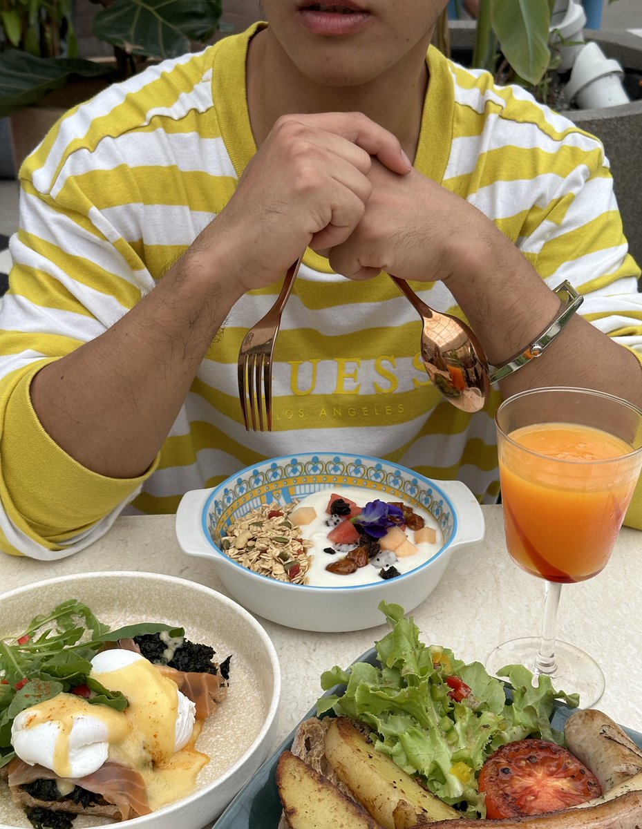 ChavinVin's tweet image. Sunday Brunch 🥓 @thefiglobby
มาเปลี่ยนบรรยากาศ กินอาหารเช้าที่ Art Restaurant ในโรงแรม the fig lobby 
กินข้าวพร้อมเสพ Art และดนตรี
ที่สำคัญ เค้าให้พาน้องๆ หมาแมว มาได้ด้วยนะ 🐶🐶
@aroii 
#boutiquehotel #artrestaurant #petsfriendly #playfuladults #houseofchipresents #thefiglobby