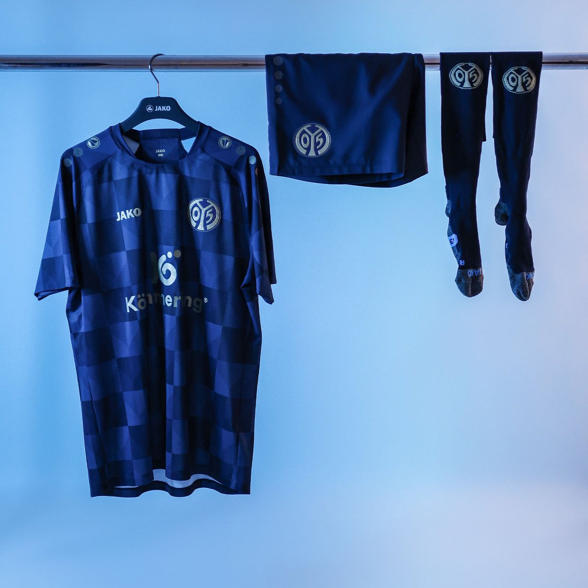 Stylisches Design. Eleganter Look.
Das <a href="/1FSVMainz05/">1. FSV Mainz 05</a> #Auswärtstrikot 23/24 🟦