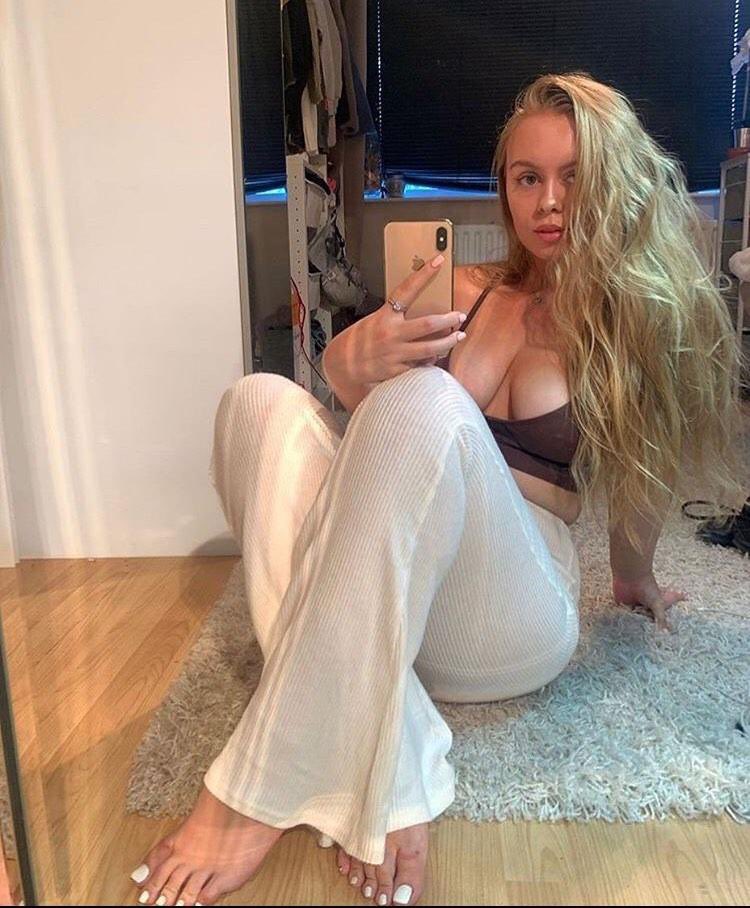 whitetoes_heels's tweet photo. Submission!

Slutty blonde teasing us with her sexy white toes 😈😈 https://t.co/d0WFsGL2Iw