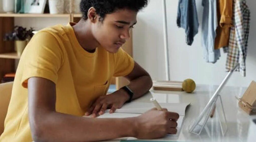 GlowbeesHive's tweet photo. New research has confirmed that #socialclass is impacting early career opportunities for young people.

Our early careers recruitment platform tackles just that. 

via @HRNewsdesk 

https://t.co/YqRpzUC1W1

#NEET #recruitment #earlycareertalent https://t.co/60r7xBD22U