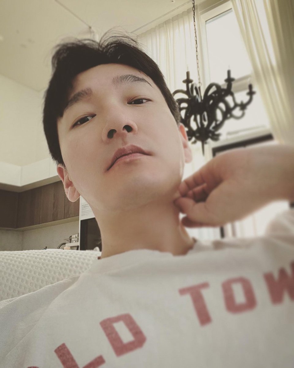 goodmanstoryent's tweet photo. [#조승우 #CHOSEUNGWOO]
[Breaking news!] Goodman Story got Seungwoo's photo album 📸

Please check his daily pictures at Busan in Goodman Story Naver post 🎁

[속보] 굿맨스토리, 배우 조승우 사진첩 '단독' 입수 📸
굿맨스토리 네이버 포스트에서 확인하세요 🫶
📁 https://t.co/E2mHsOm7kT https://t.co/7qjqRSnRw1