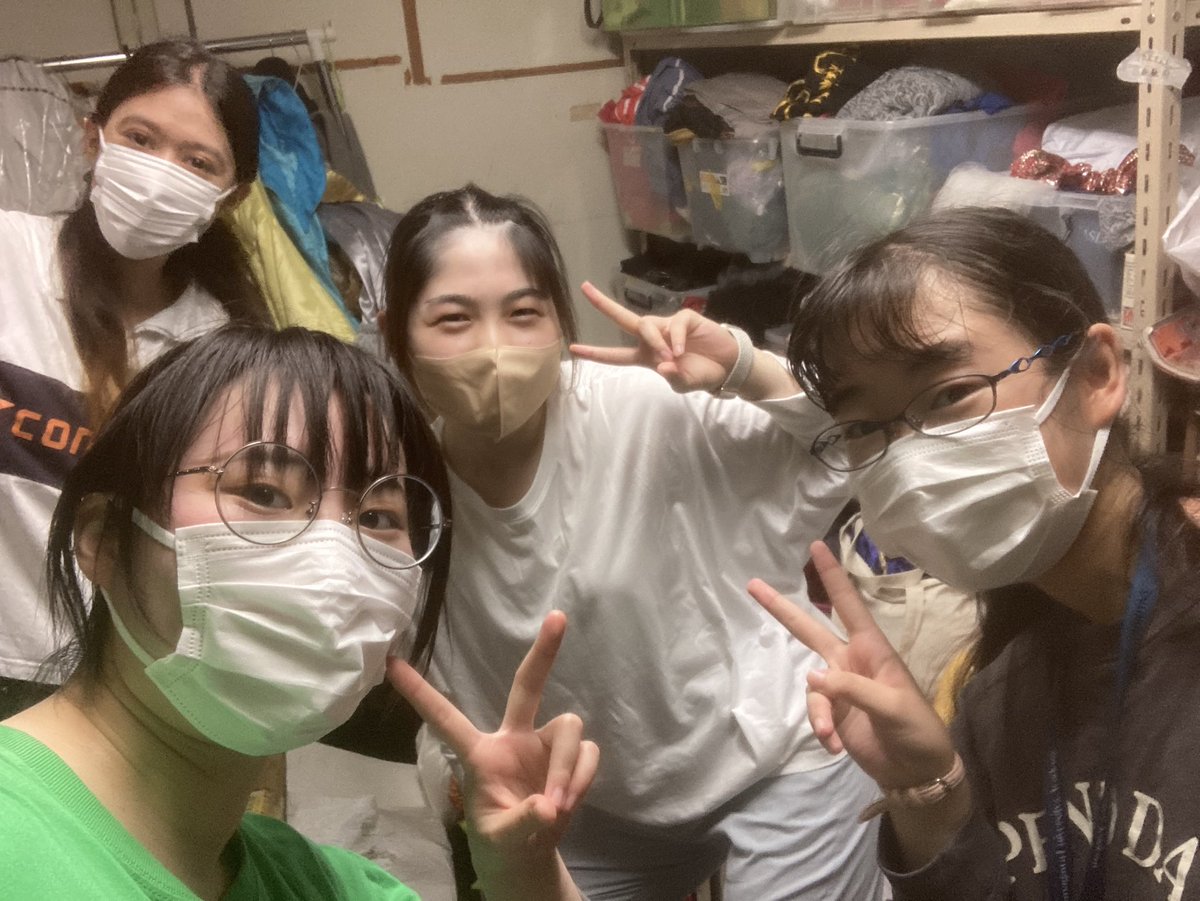 etc_public's tweet photo. おはようございます！文化会E.T.C.です！

先日私たちは部室監査のために、部室掃除を行いました✨
部室①にある大量の衣装を整理してスッキリしました！
ドレスやワンピース、タキシードなどもいっぱいあるんですよ！(写真参照)

次の掃除は土曜日に装置道具のわんさかある部室②を予定しています！ https://t.co/QNTUOkL9tK