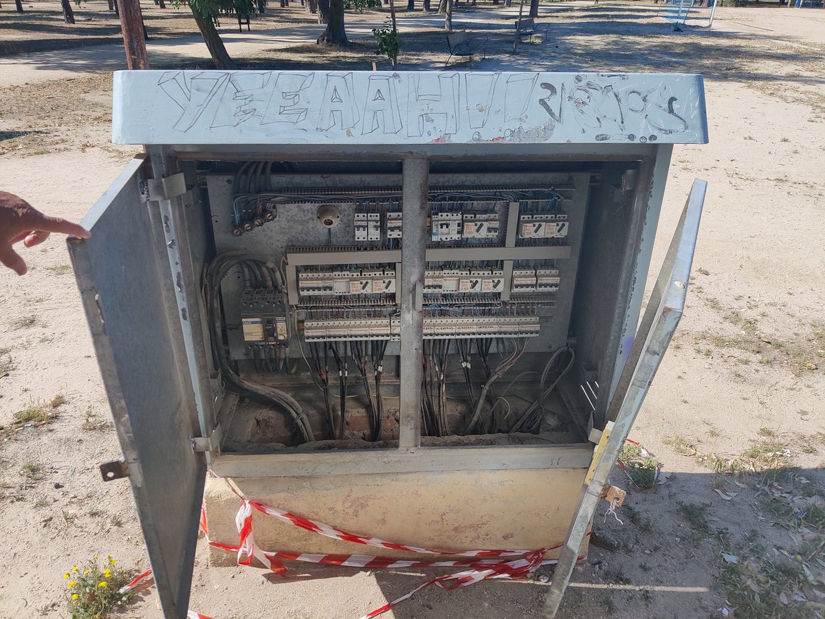 robertoronda's tweet photo. El mantenimiento del parque de los Frailes es inexistente. Cuadros abiertos, no hay luz, el frontis del frontón largo está lleno de agujeros. ¿Podrían dar contestación a esto? @CarlosULEG @ppleganes @PSOELEGANES @leganemos https://t.co/bXu4vPAbmI
