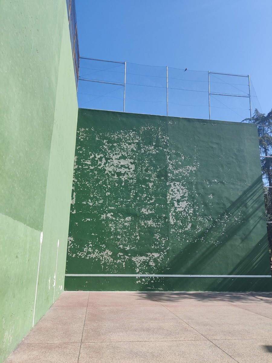 robertoronda's tweet photo. El mantenimiento del parque de los Frailes es inexistente. Cuadros abiertos, no hay luz, el frontis del frontón largo está lleno de agujeros. ¿Podrían dar contestación a esto? @CarlosULEG @ppleganes @PSOELEGANES @leganemos https://t.co/bXu4vPAbmI