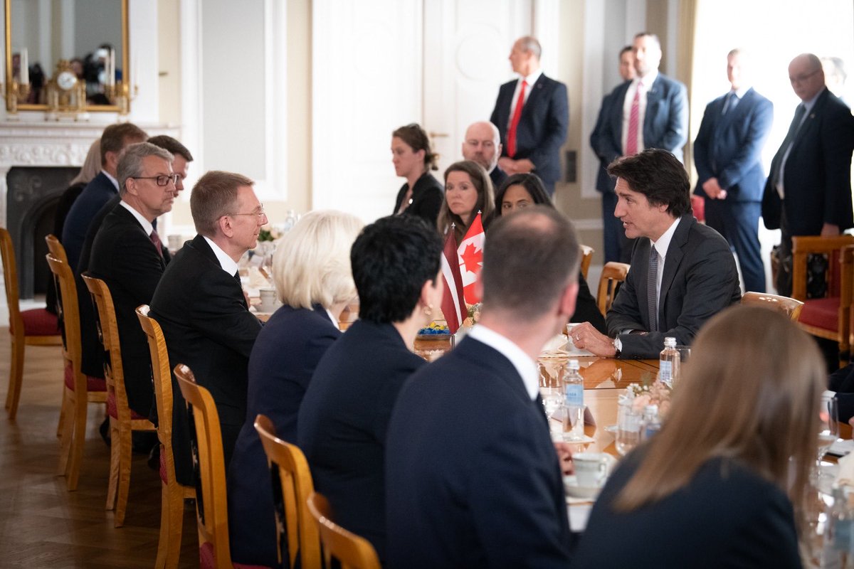 Great to welcome Prime Minister of Canada <a href="/JustinTrudeau/">Justin Trudeau</a> in Riga Castle as my first visiting head of government 
Canada is true friend and ally, we are grateful for Canadian leadership of NATO forces in Latvia, support for Ukraine and strong stance against Russian aggression🇱🇻 🇨🇦