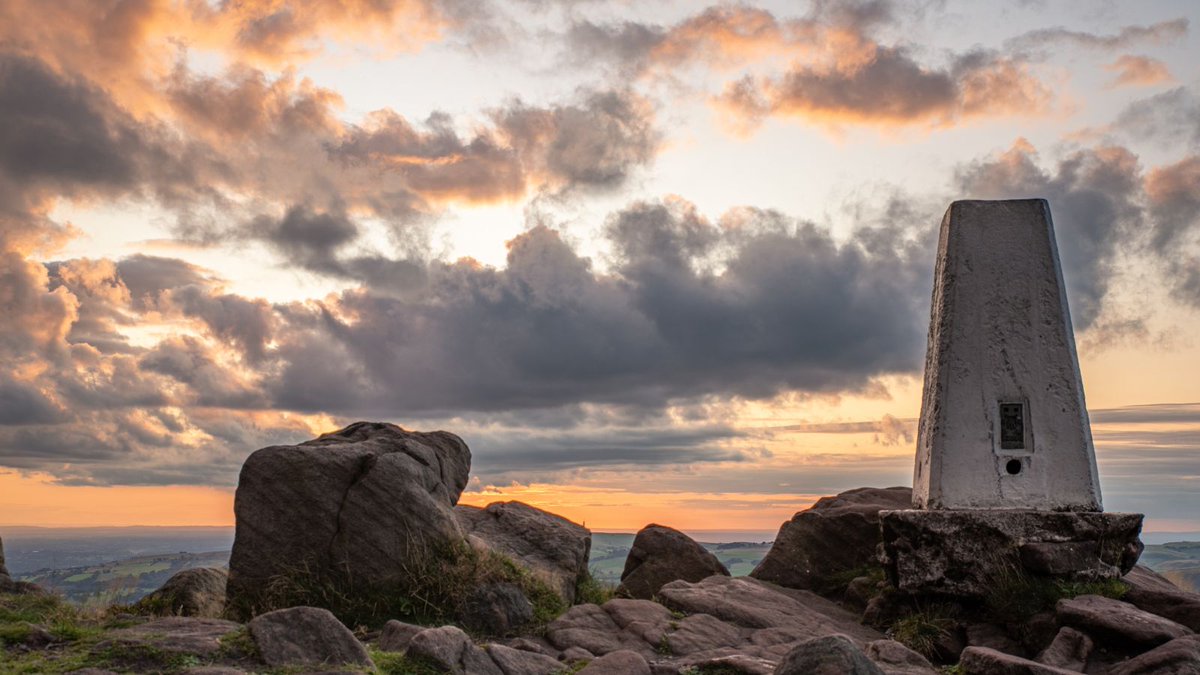 YHAOfficial's tweet image. A beautiful shot of the sunset over the Roaches in Staffordshire.

How many trig points have you bagged so far on your hillwalking adventures? 🌄

#TrigPoints #ExploreMore #LiveMoreYHA