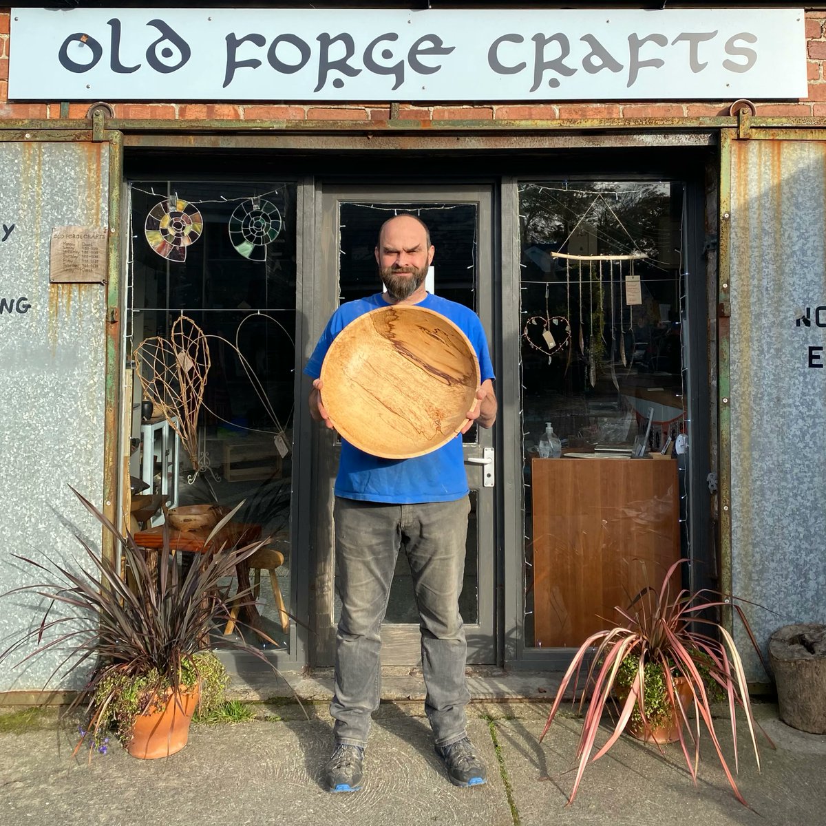 coed_net's tweet photo. Introducing- Jason Wilkins, Jason is a woodturner based in Cardigan, West Wales. He works with a wide variety of ethically sourced local wood; beech, oak, elm and the more obscure. To find out more:  https://t.co/9ZVbsUN8Nv https://t.co/CKPcfdGkYO