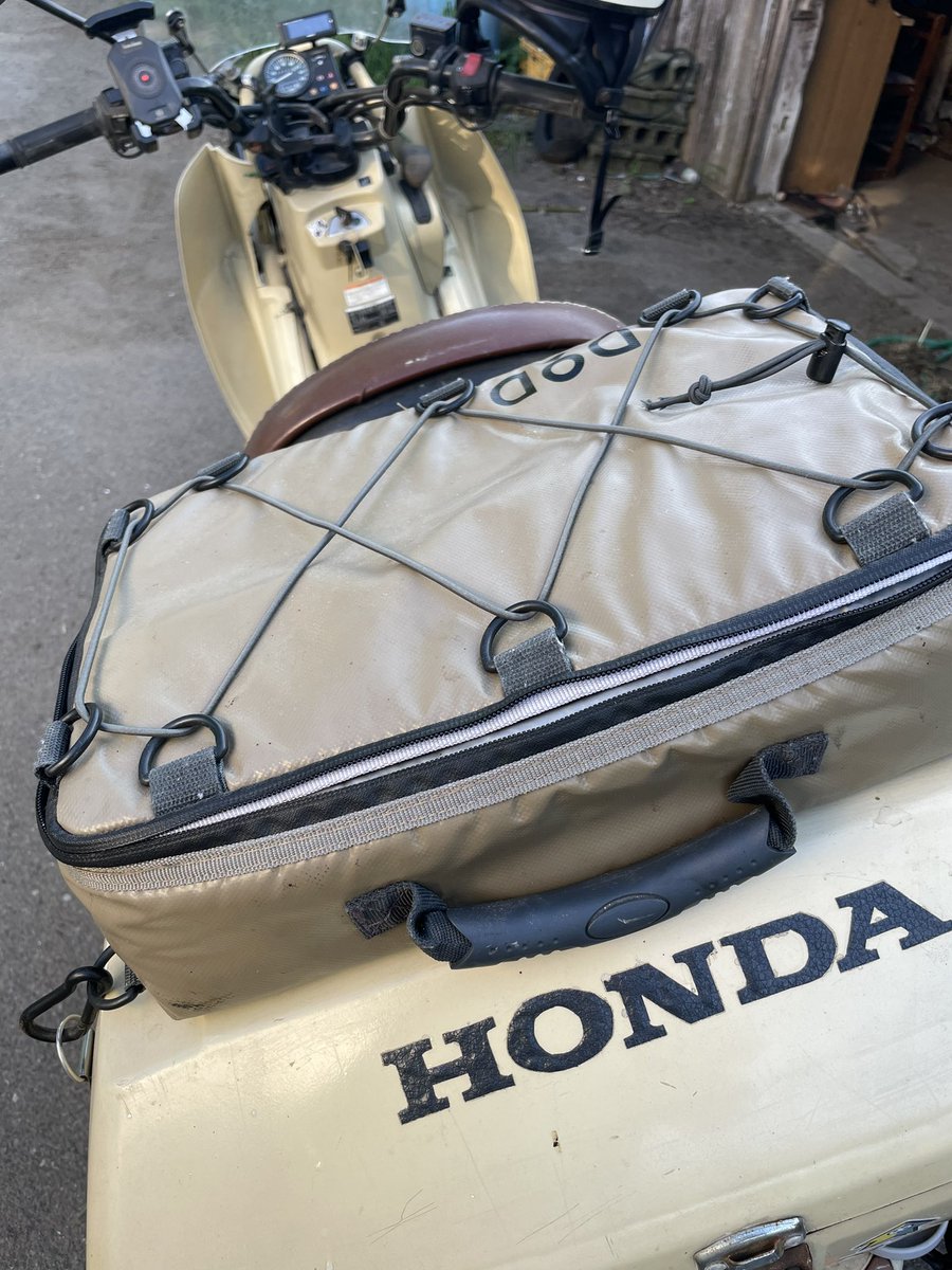 暑いのでそろそろバイクにクーラーバッグを取り付ける季節ですね https://t.co/8TvC74pEJe