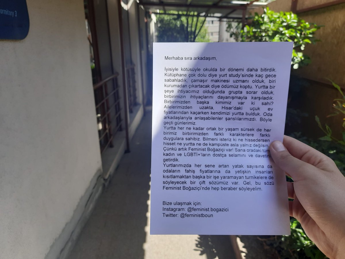 feministboun's tweet photo. 💌 Sevgili yurt arkadaşım, Feminist Boğaziçi'nden bir mektubun var!

Ne yurtta ne kampüste asla yalnız değilsin çünkü artık Feminist Boğaziçi var 🌸♀️

Aramıza katılmak için: https://t.co/XAq91R2LNm https://t.co/2ReLQxpPX7