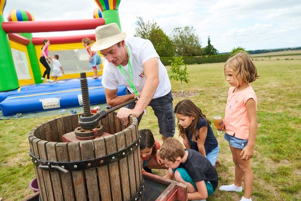 vvrvaldeloire's tweet photo. Qui dit vacances, dit occupation des enfants ! 🧒👧🧒
🧩 Et cette année encore, VVR sera joueur : le livret d’activité revient complété de cartes énigmes disposées le long des parcours ! Avec une surprise à la clé ! 🎁
✅https://t.co/V4mJzLBrlO #vvrvaldeloire #vvr23 #valdeloire https://t.co/zJcXjasiIP