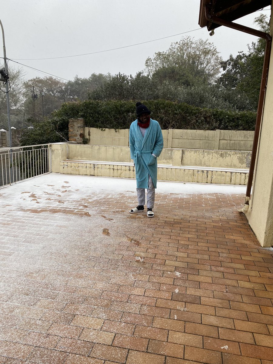 Snowing right now in Johannesburg wt temp below freezing point. Last time I checked, it last snowed here in August 2012. Let’s experience it while it lasts.