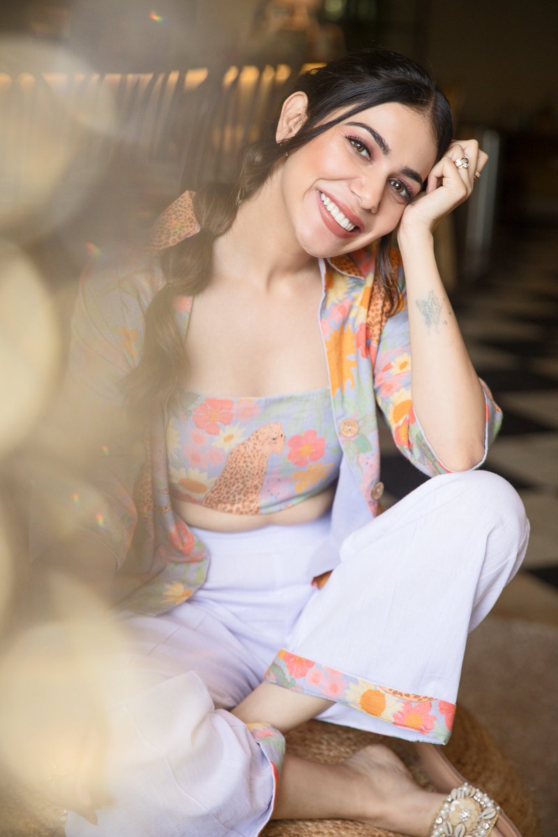ImPalakPurswani's tweet photo. When Monday feels gloomy, let me be your sunshine 🧡

#MondayMood #BeTheLight #StartTheWeekRight #PalakPurswani https://t.co/OKsB7c7RXb