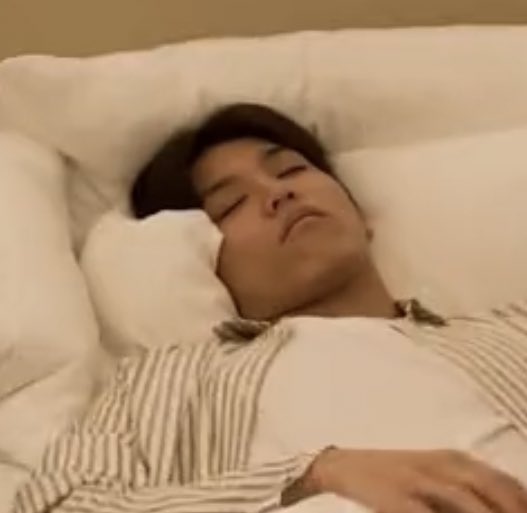 js_dhmm's tweet photo. แกล้งหลับยังไงให้เนียนขนาดนี้อ่ะอ้วง 555555555555555 https://t.co/SLl673Stzi