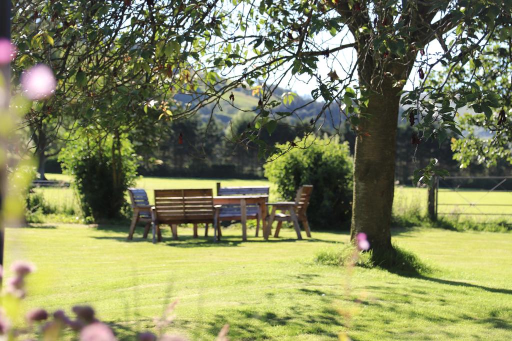 Balmy summer days and nights spent here? Tag or share with a friend who come with you.🌞

Our bar is stocked with the most refreshing tipples and chef is ready to delight your taste buds🍷🍽

We still have some availability for July.

#LateAvailability #pubwithroom #stayinapub