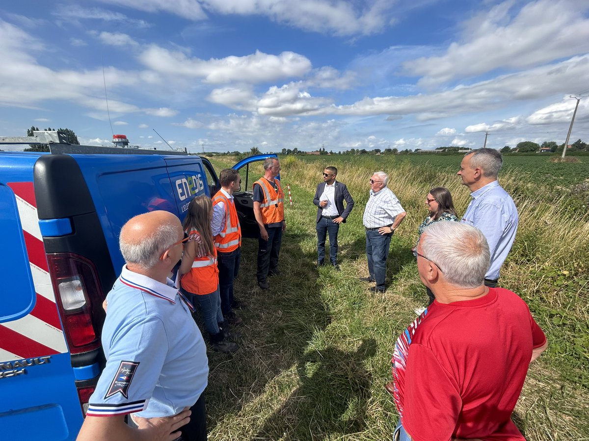 EnergieFlandre's tweet image. En direct - les élus de @siecf rencontrent les équipes @enedis_npdc sur un chantier de diagnostic des lignes HTA par drone
#Steenwerck #Flandre