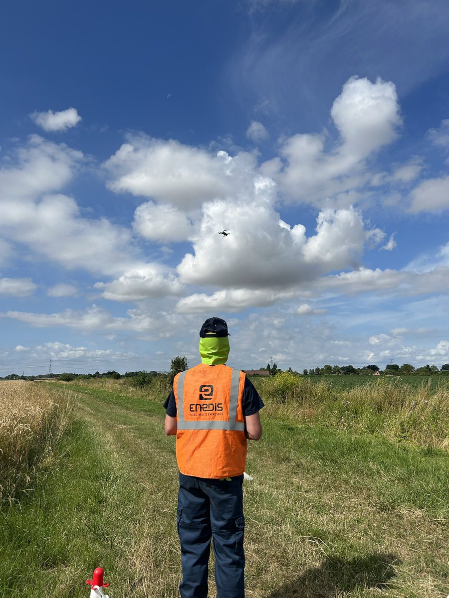 EnergieFlandre's tweet image. En direct - les élus de @siecf rencontrent les équipes @enedis_npdc sur un chantier de diagnostic des lignes HTA par drone
#Steenwerck #Flandre