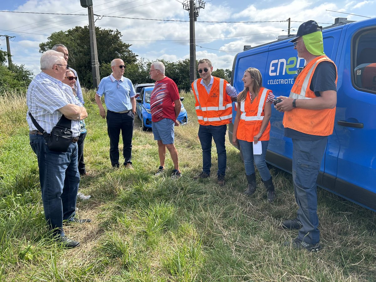 EnergieFlandre's tweet image. En direct - les élus de @siecf rencontrent les équipes @enedis_npdc sur un chantier de diagnostic des lignes HTA par drone
#Steenwerck #Flandre