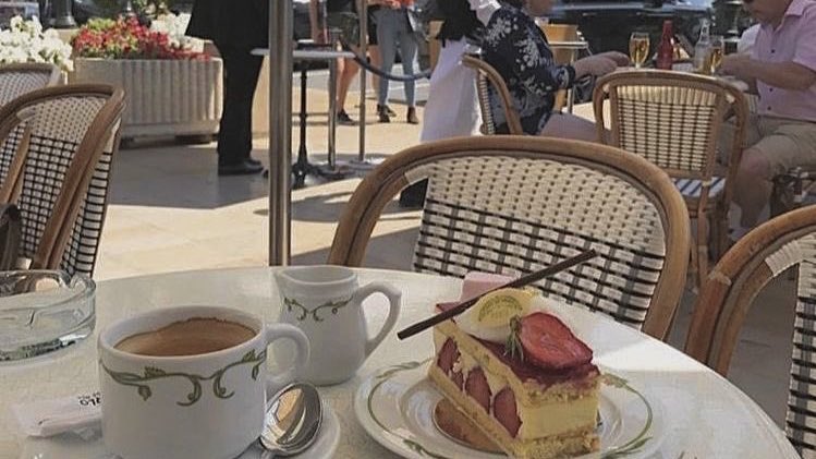 malusokay's tweet image. Let's explore Paris together 💭