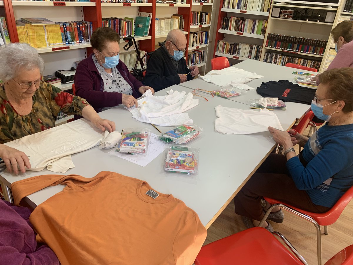 Accem_ong's tweet photo. Con la finalidad de aplicar la regla de las 3R (reducir, reutilizar y reciclar) diversos grupos de #PersonasMayores a las que atendemos en #Guadalajara ,  han participado en talleres para concienciarles sobre el cuidado del #medioambiente. #SEPAP https://t.co/829aL5FgXC