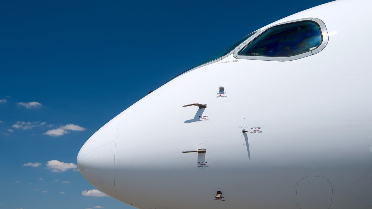 Airbus's tweet photo. 5 years and 5 great reasons to celebrate the arrival of the #A220 into the #Airbus Family!

✅ 2 production sites
✅ 5 x more operators 
✅ across 4 continents 
✅ with 90+ million passengers flown 
✅ on over 1100 routes  

all around the world! https://t.co/OtDPoxjQ31