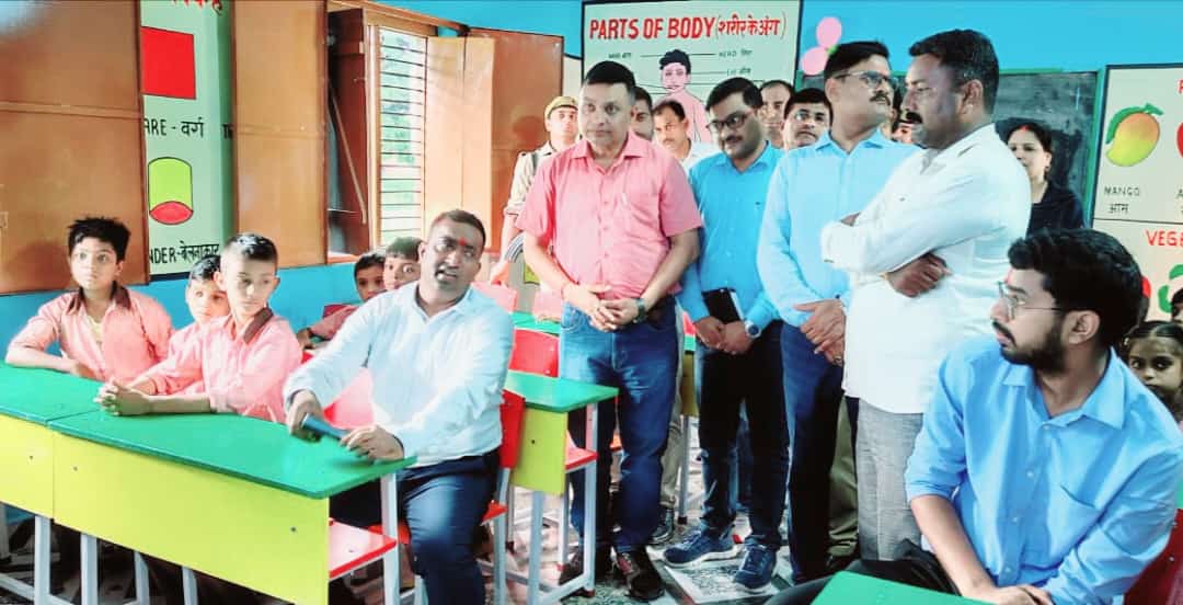 basicshiksha_up's tweet photo. अयोध्या: कम्पोजिट विद्यालय फिरोजपुर, विकास खण्ड मसौधा में @dmayodhya  ने निरीक्षण किया, साथ ही स्मार्ट क्लास का उद्घाटन भी किया। 
#UPBasicEducationModel #बेसिक_के_स्मार्ट_बच्चे
@UPGovt @CMOfficeUP @thisissanjubjp https://t.co/I4Y2xiqoTm