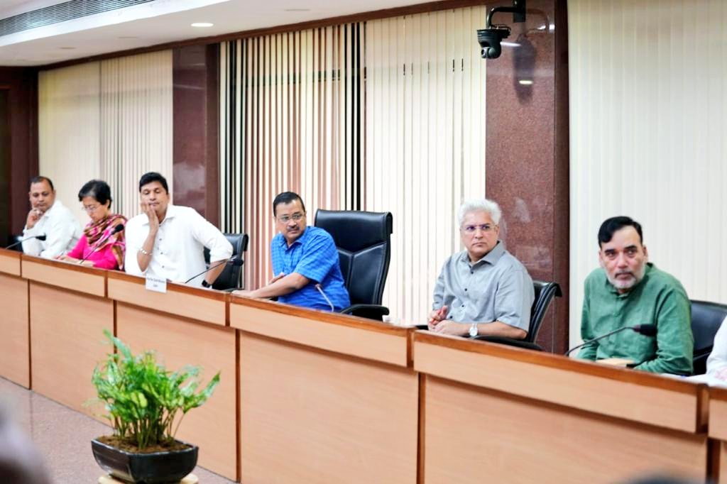 OberoiShelly's tweet photo. दिल्ली में भारी बारिश को देखते हुए माननीय CM @ArvindKejriwal ने उच्च स्तरीय बैठक की। इसमें MCD की तरफ से लगातार की जा रहीं तैयारियों का ब्यौरा लिया।

मुख्यमंत्री जी ने बताया कि विशेषज्ञों के हिसाब से अभी बाढ़ की स्थिति नहीं है। बैठक में #MCD को जो निर्देश मिले हैं, हम उनके ऊपर 24 घंटे काम करेंगे।

1/3