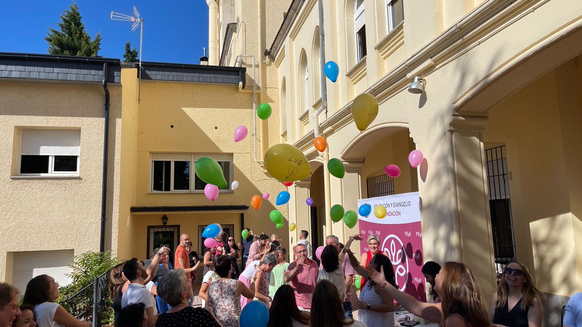 feye_enred's tweet image. Comenzamos el XIII Encuentro de equipos directivos de nuestros #colegiosFEyE, dos días de trabajo intenso donde aprender, compartir, proyectar y, por supuesto, compartir y reir. Hoy, de la mano de #DECE, trabajamos el "Discernimiento emocional en contextos educativos".