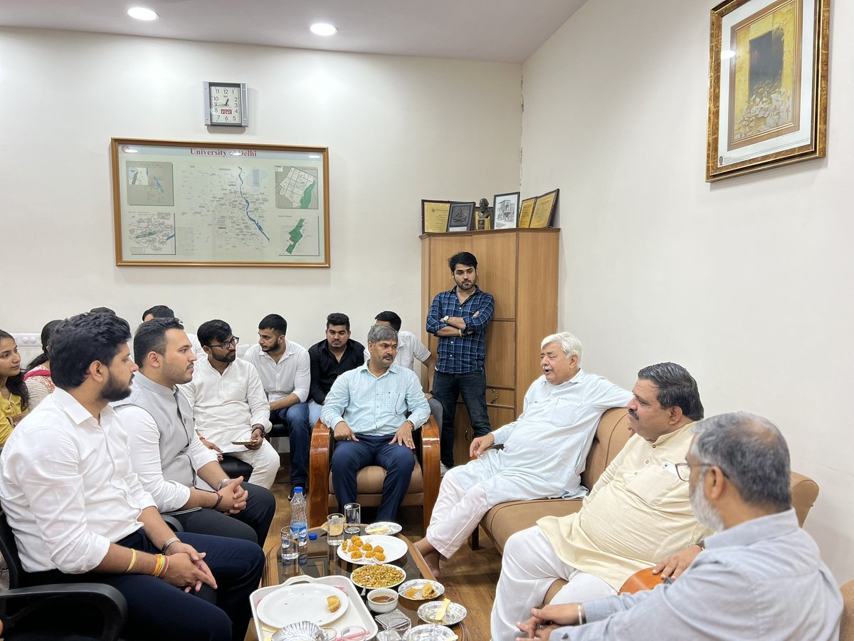 khrubpushkar's tweet photo. Dusu students leader meet
आज श्री prafula akant जी ने हिंदीं भाषा का महत्व बताते हुए दिल्ली विश्विदल्या के छात्रों को संभोदित किया
@PrafullaAkant 
@iAkshitDahiya 
@iAnandSri 
#ABVP75 https://t.co/61dMXXgguS