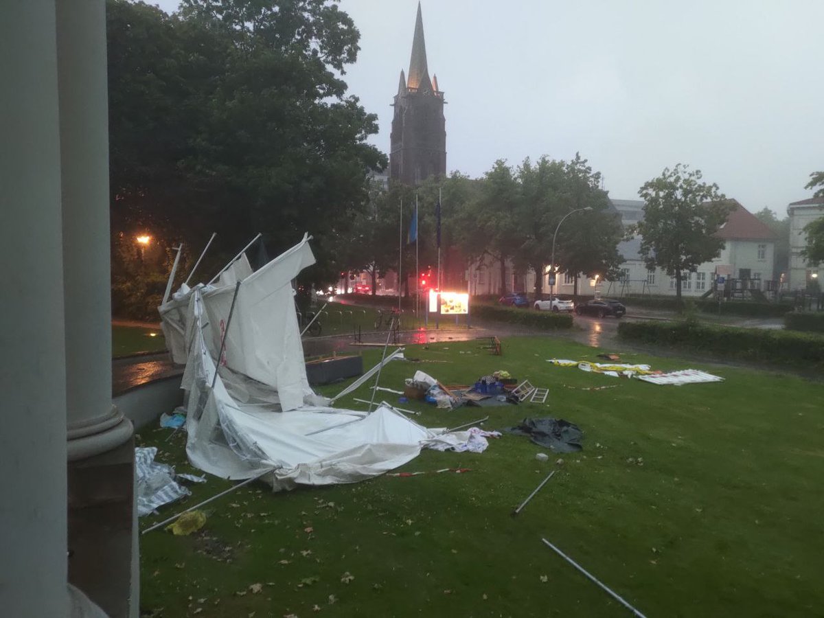 ‼️Klimacamp Oldenburg komplett zerstört‼️
Stürme wie dieser sind eine direkte Folge der Klimakatastrophe. Sie werden nicht weniger werden, sondern mehr. Gegen genau diese Klimakatastrophe und ihre Folgen kämpfen wir. Und deswegen geben wir jetzt auch nicht auf! Wir machen weiter!
