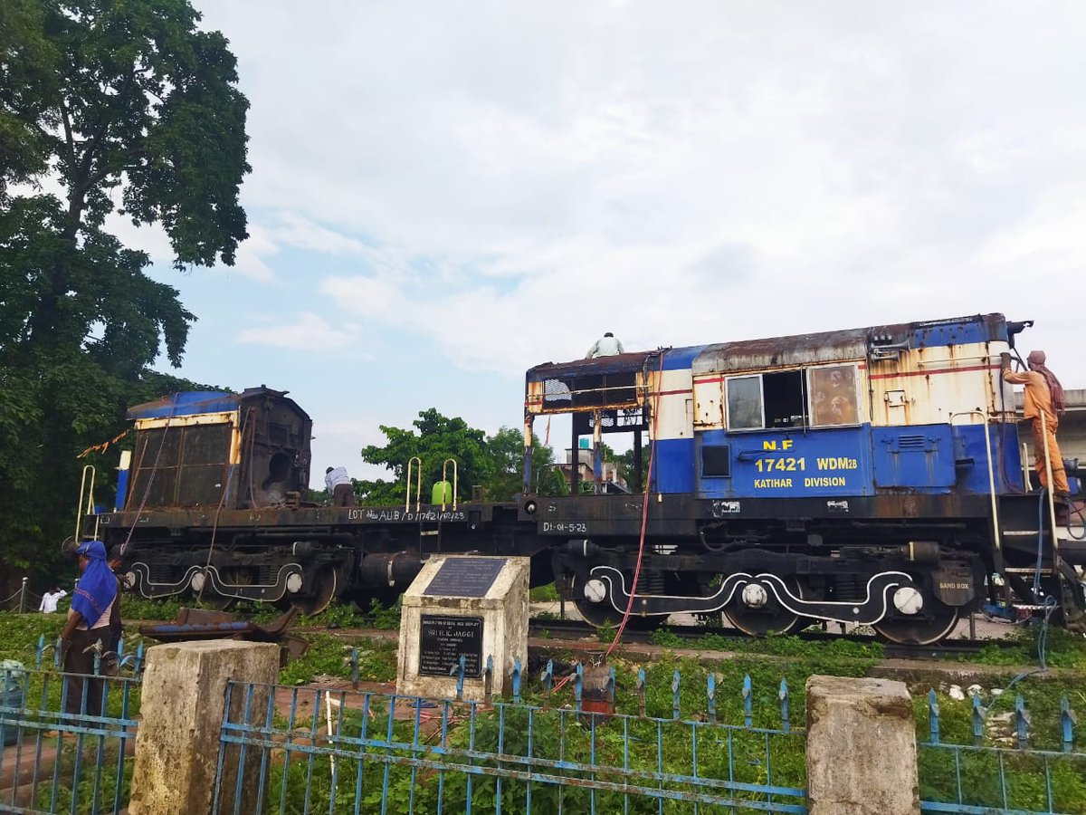 TrainTrackers23's tweet photo. It is a matter of deep regret that locomotives are preserved by the IR by plinthing them in and around station complexes or offices are now being dismantled and razed and sold as scrap.
We have two cases in point.
@RailMinIndia
@AshwiniVaishnaw
@Min_TourismKE https://t.co/1xDq5Ona2X
