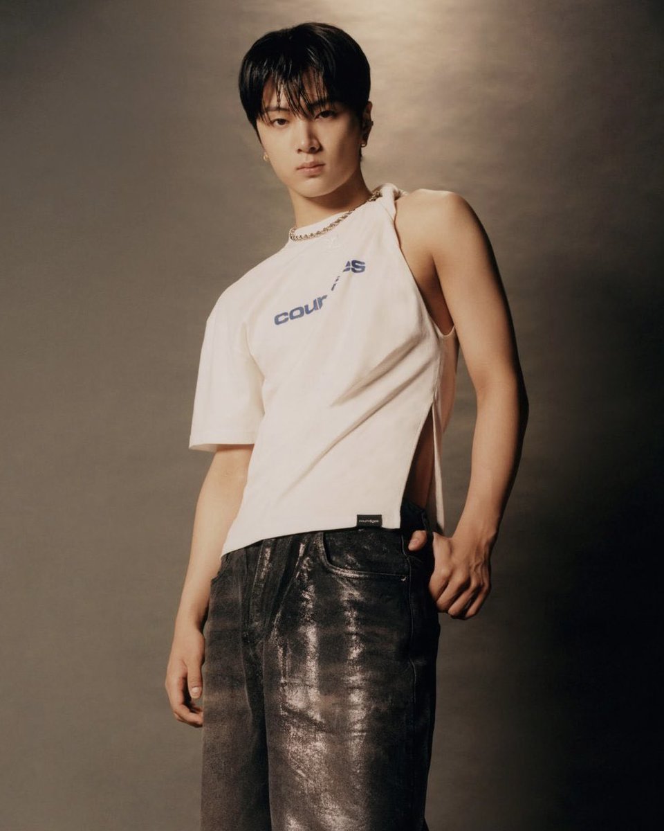 jongseongsfilm's tweet photo. HOLD TF UP?!?!! DAMN PARK JONGSEONG https://t.co/BKCx2J7H9J