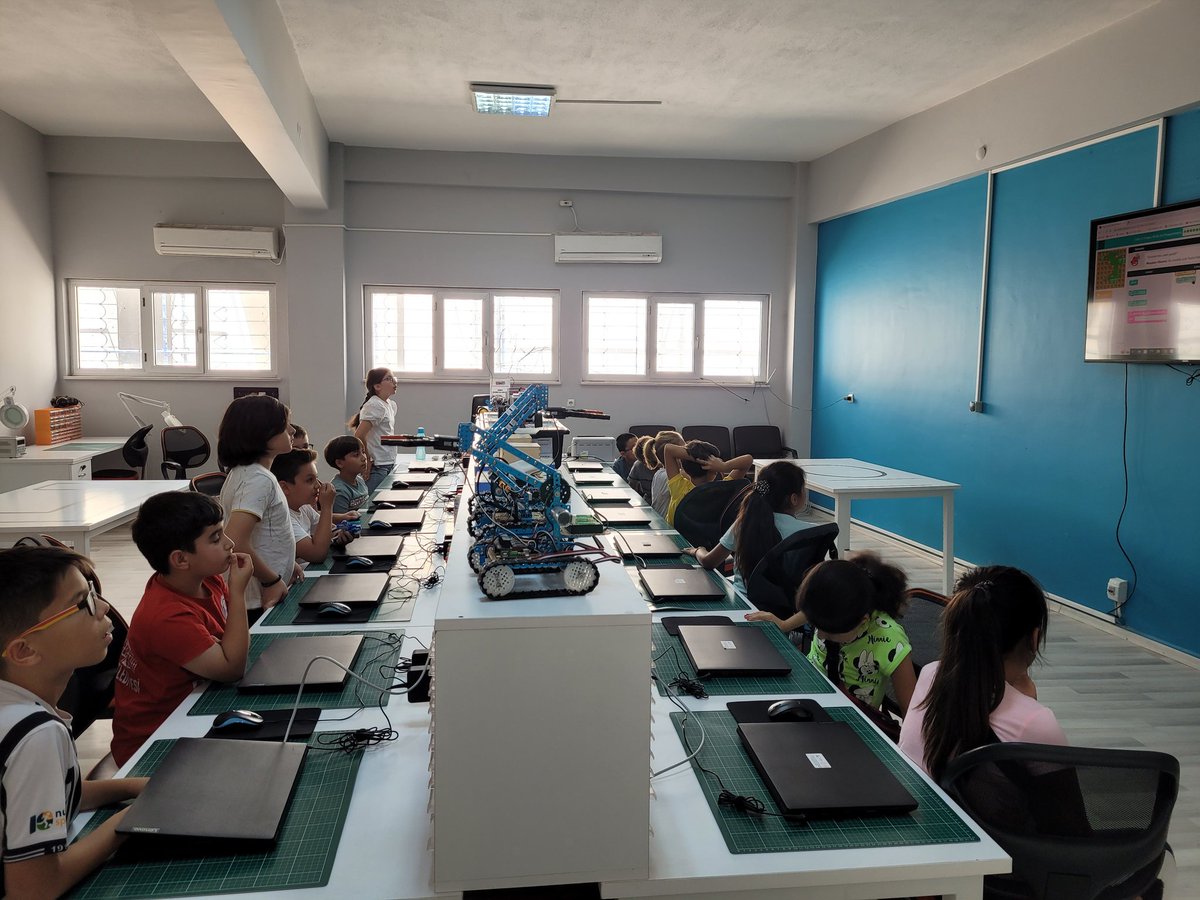 KodlaYapKula's tweet photo. Yaz dönemi 4. Sınıf Temel Robotik Kodlama Kurslarımız başlamıştır.
#kulakendinyap #atölye #kurs #scratch #codeorg
@ZakirOkulmus @isadilek61_isa https://t.co/ARZPp3qaqc