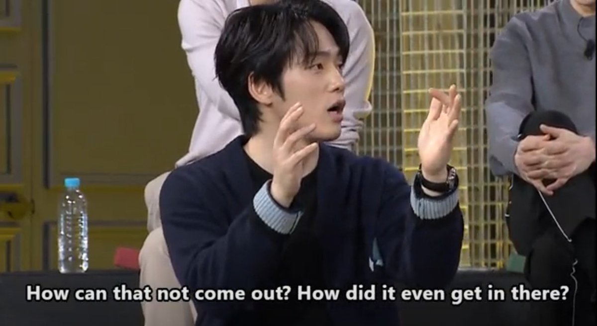 MyzonedrOnG's tweet photo. Kim In Kwon: "How can that not come out? How did it even get in there?"
Kim Jung Hyun: "How can I take it out after getting it stuck in there?" (demonstrated with his fingers) 

The whole group had a laughing fit.
Ctto #MrQueen #MrQueenCommentary
#KimJungHyun #kiminkwon https://t.co/mhgECUaJbN