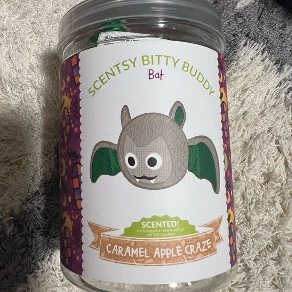 AntVanz's tweet photo. So good I had to share! Check out all the items I'm loving on @Poshmarkapp #poshmark #fashion #style #shopmycloset #scentsy: https://t.co/4wGtjyovIO https://t.co/Z0VTYhZ7D0