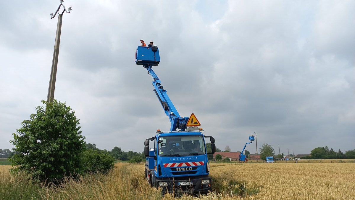 enedis_hdf's tweet image. Des 👨‍🔧 @enedis de #Tourcoing sont intervenus avec précaution sur  les champs de 🌾 d’un #agriculteur pr sécuriser le réseau ⚡️&amp;amp; l’accès aux champs 🚜 du cultivateur. 800 m de câbles ⚡️20000 V, 4 poteaux déposés &amp;amp; des clients tjs alimentés 🔌 #securite #territoire #ServicePublic