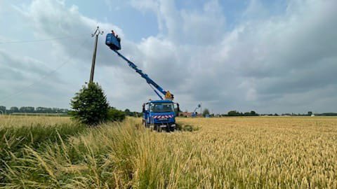 enedis_hdf's tweet image. Des 👨‍🔧 @enedis de #Tourcoing sont intervenus avec précaution sur  les champs de 🌾 d’un #agriculteur pr sécuriser le réseau ⚡️&amp;amp; l’accès aux champs 🚜 du cultivateur. 800 m de câbles ⚡️20000 V, 4 poteaux déposés &amp;amp; des clients tjs alimentés 🔌 #securite #territoire #ServicePublic