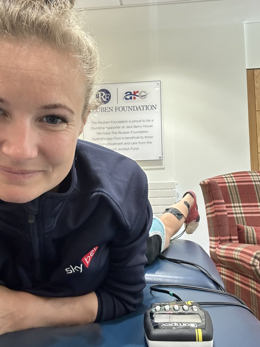 jomason90's tweet image. Week 5 - physio and strength exercises in the gym ✅. Compex machine ⬇️ - stimulating the muscle fibres. Game Ready Ice machine ✅ and ready for the gym session 
#repair #recovery #gettingthere
