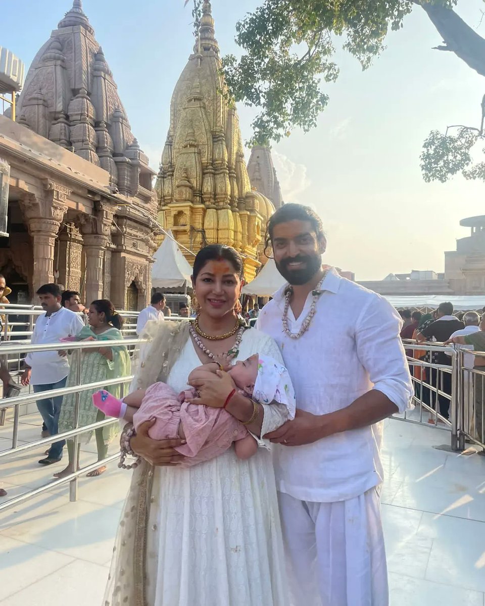 starframesoffl's tweet image. An Emanation of Love and Faith! #GurmeetChoudhary and #DebinaBonnerjee immerse themselves in the divine energies of Varanasi. ❤️

@guruchoudhary @debinabon