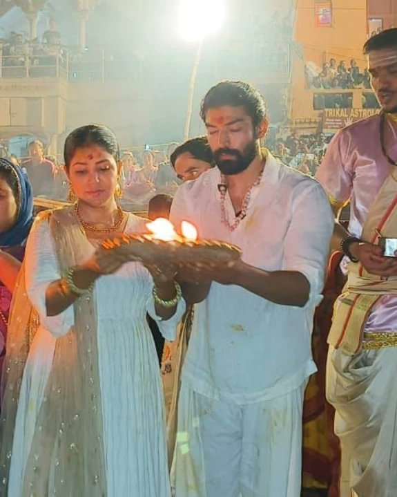 starframesoffl's tweet image. An Emanation of Love and Faith! #GurmeetChoudhary and #DebinaBonnerjee immerse themselves in the divine energies of Varanasi. ❤️

@guruchoudhary @debinabon
