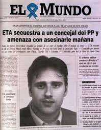 Gorka_Maneiro's tweet photo. Hoy hace 26 años, los criminales de ETA secuestraban al joven Miguel Ángel Blanco y amenazaban con ejecutarlo en 48 horas. Tomamos las calles, gritamos como nunca y lloramos como demasiadas veces. Fue el Espíritu de Ermua. Pero ETA lo ejecutó con un tiro en la nuca. No olvidamos https://t.co/5oNSqH6fHf
