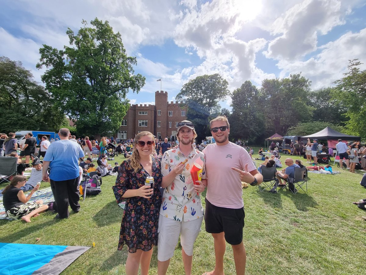 ROMTWheatley's tweet photo. Day2 of #SofaSurfing #Staycation
Cambridge
Taught Chris‘s parents #CardsAgainstHumanity and #Cheat!
Went to #HartfordCastleBeerAndWorldFoodFestival churros were awesome! Gorgeous weather, needed the umbrella just for shade!
Evening spent sanding furniture like a real Wheatley! https://t.co/LK4nCXum2x