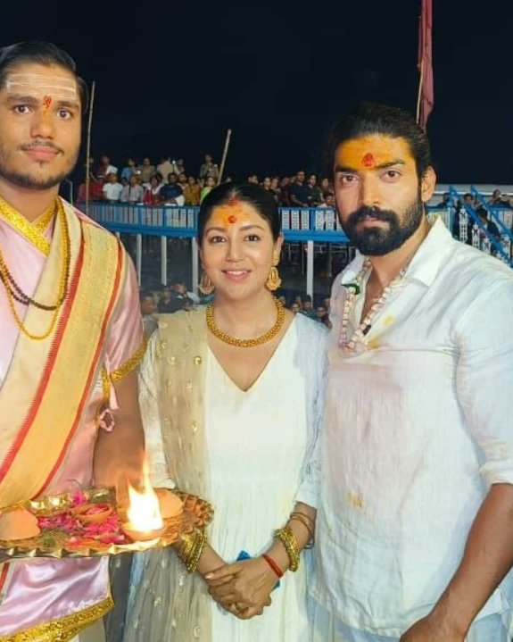 starframesoffl's tweet image. An Emanation of Love and Faith! #GurmeetChoudhary and #DebinaBonnerjee immerse themselves in the divine energies of Varanasi. ❤️

@guruchoudhary @debinabon