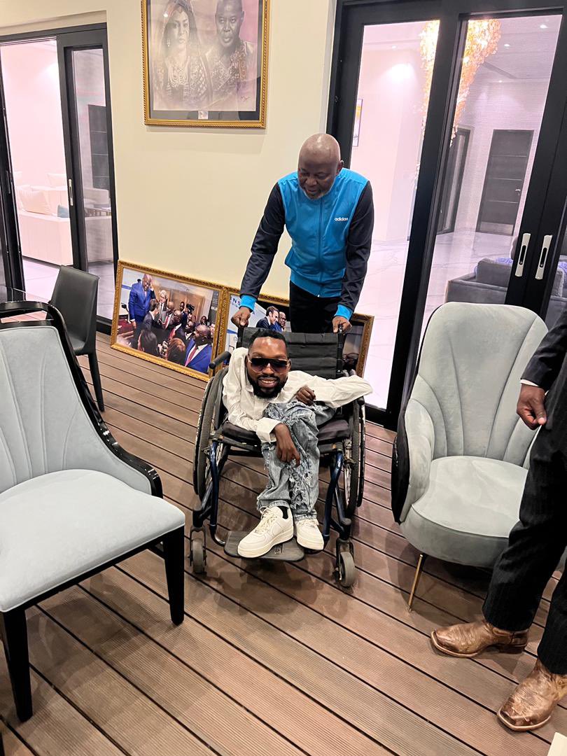 MoseMirevo1's tweet photo. Le célèbre #Prince_MUNDENGA, élu de Goma en 2018, proclamé par la CENI et injustement invalidé à la cour constitutionnelle est désormais dans la grande famille @uncrdc. Il a été honorablement reçu le dimanche par le PN @VitalKamerhe1.
Vive l'Objectif 150 députés Nationale https://t.co/2DBRzq2Ky3
