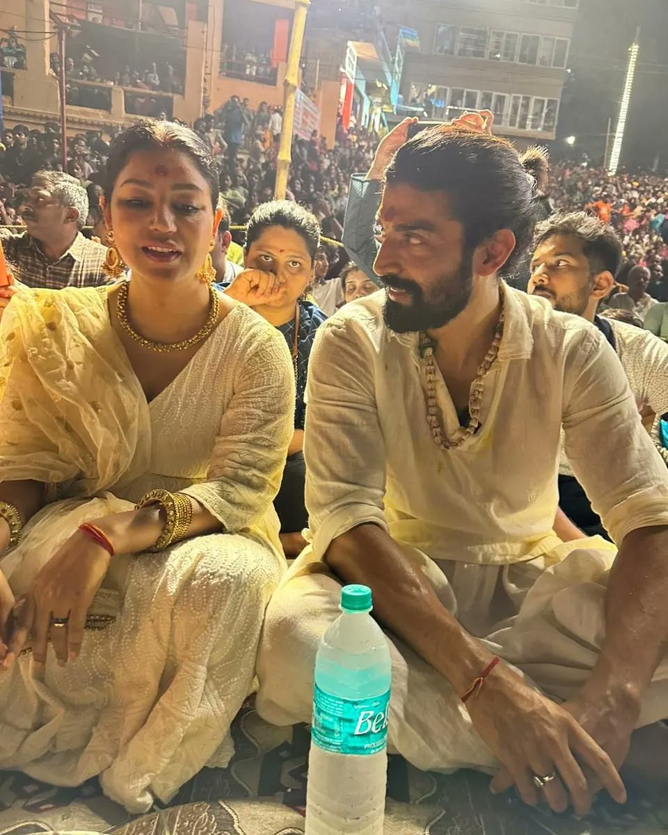 starframesoffl's tweet image. An Emanation of Love and Faith! #GurmeetChoudhary and #DebinaBonnerjee immerse themselves in the divine energies of Varanasi. ❤️

@guruchoudhary @debinabon