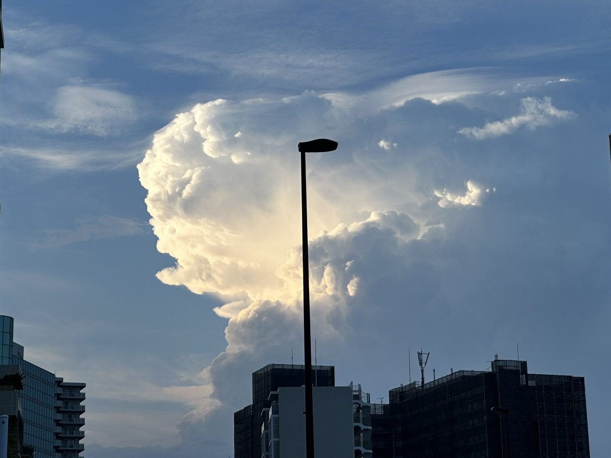 襲い掛かろうとしてる狛犬みたいな雲だな https://t.co/kXu1lTYnMs