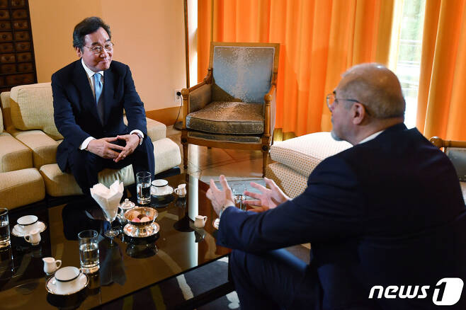 이낙연 전 대표, 주한프랑스대사관 측 요청으로 필립 르포르 주한프랑스대사와 차담회. 이낙연 전 대표 측 관계자, "국내 현안보다 국제 정세 위주로 외교에 대한 폭넓은 이야기를 나눴다. 앞으로 국제 문제에 대해 강연하는 등 외교 관련해 역할을 하지 않겠는가"