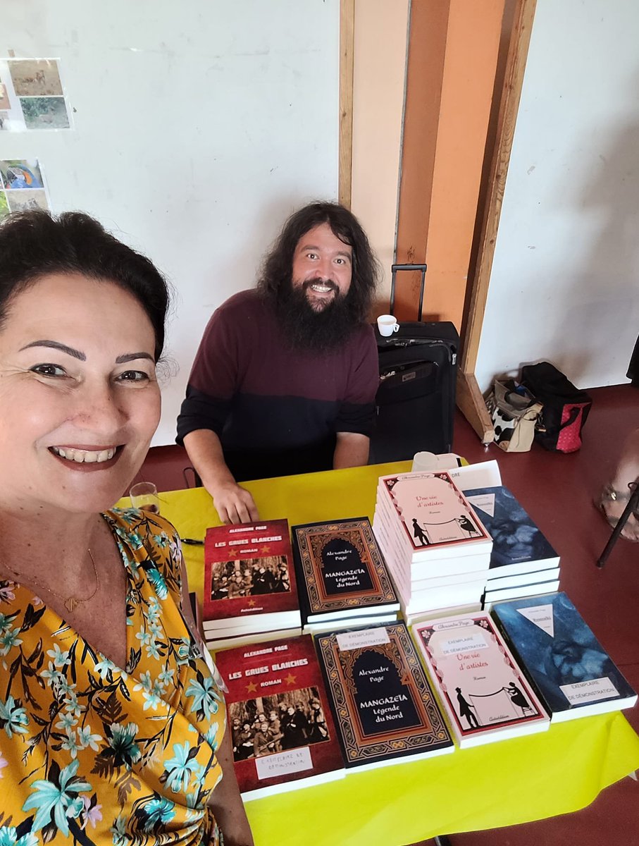 page_alexandre's tweet photo. Parmi les rencontres sympas du salon du livre d'Ebreuil, avec l'autrice Laure Enza, une très sympathique consoeur autoéditée d'Amazon Kdp, bien connue pour ses romans feel good et fantasy. https://t.co/wSOIE8bCv6