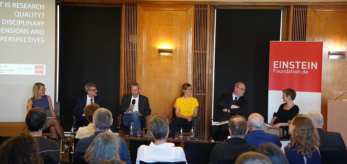 🔎What is research quality? Anna Dreber @handels_sse, @GuyattGH @McMasterU, @llhipp, @markschies @bbaw_de, Susanne Schreiber @HumboldtUni + chair @dirnagl @questbih discussed what quality in research entails & what can be done to promote it. Insights: einsteinfoundation.de/en/award/event…